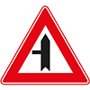 driehoekig wit verkeersbord met rode rand en zwarte pijl met aan 1 kant een streep